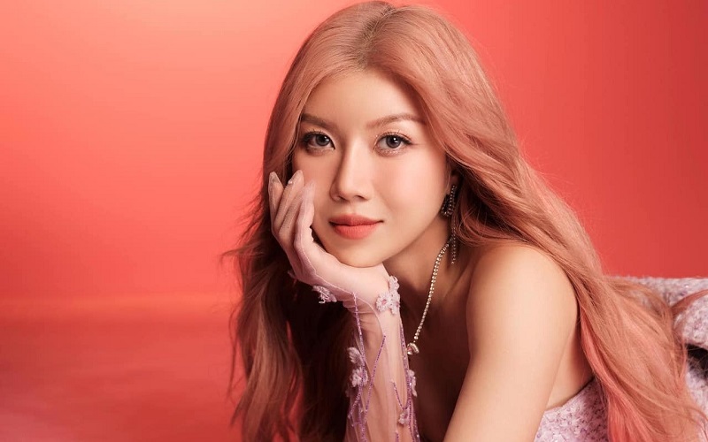 ca-si-trang-phap-la-ai-3